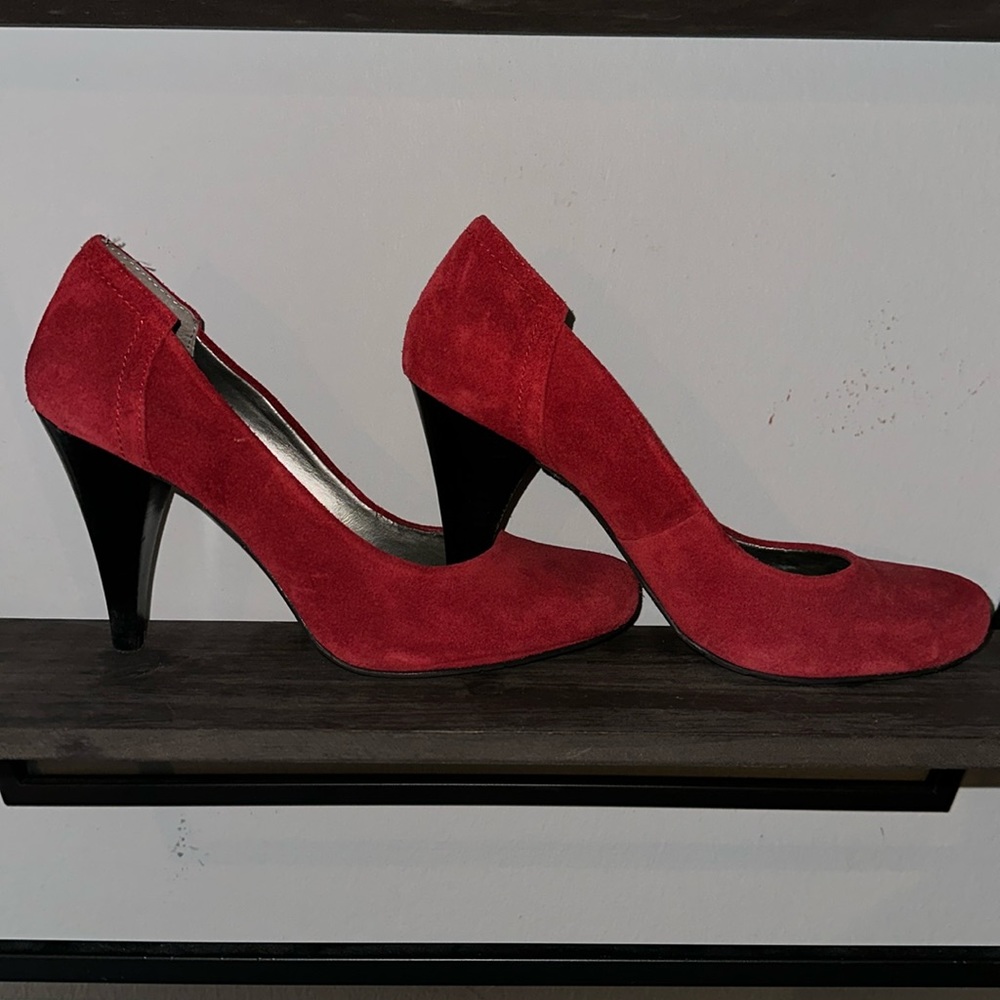 BCBGeneration red suede round toe pumps- Sz 8 never worn-excellent condition